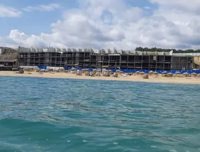 Строежът, който уж укрепва свлачище на емблематичен плаж при Созопол, напредва ударно