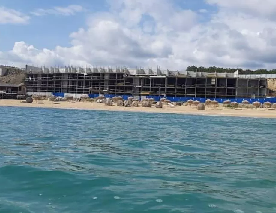Строежът, който уж укрепва свлачище на емблематичен плаж при Созопол, напредва ударно