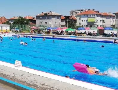 Пускат шарани във водата на Градския плаж в Асеновград