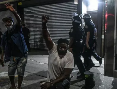 Протестиращи атакуваха полицейски управления в Сиатъл и Портланд 