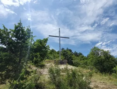 300-килограмов кръст се извисява над параклис в планината край Асеновград (СНИМКИ)