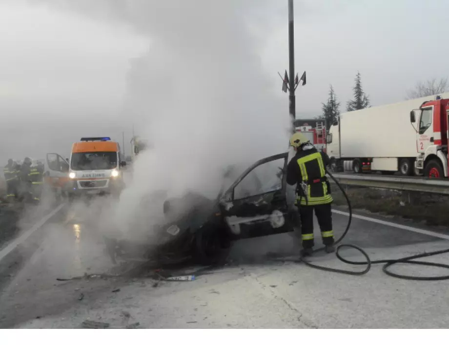 Кой и защо пали коли в центъра на София?