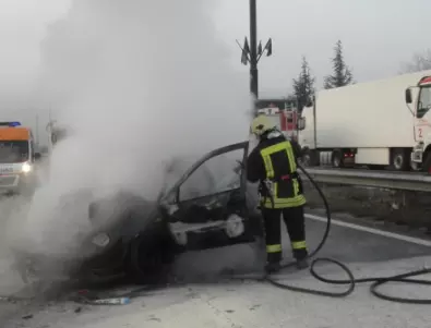Автомобил се запали на магистрала „Хемус“