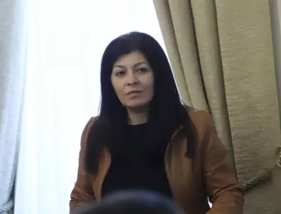 Арнаудова твърди, че погасила огромни кредити с дарения