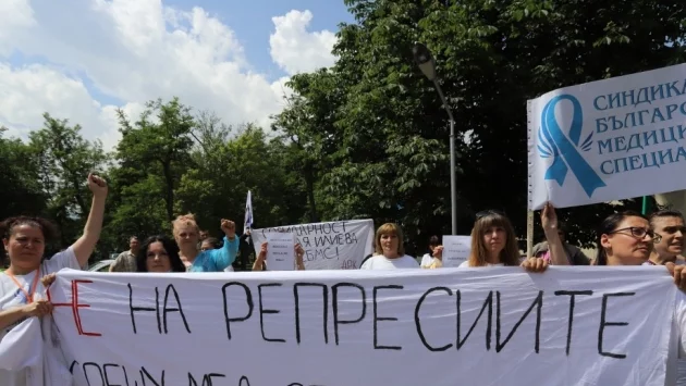 Медицински сестри на протест срещу репресиите срещу техни колеги (СНИМКИ)