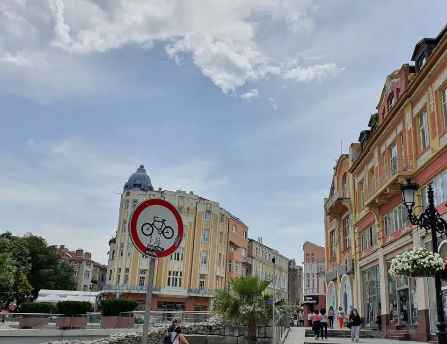 Велосипедисти карат по пешеходни зони в Пловдив, засилват контрола (СНИМКИ)