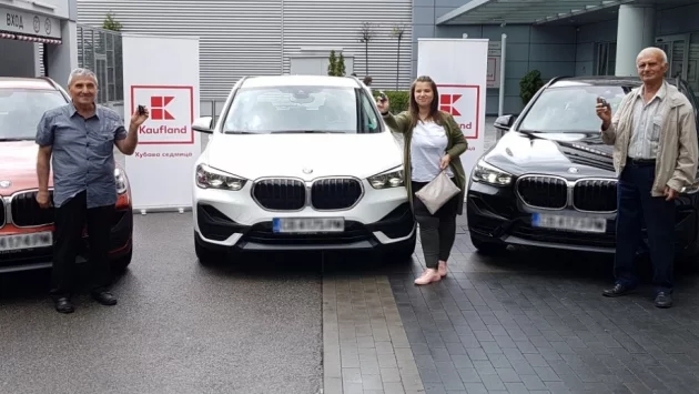 Kaufland България награди големите победители в играта за три чисто нови автомобила