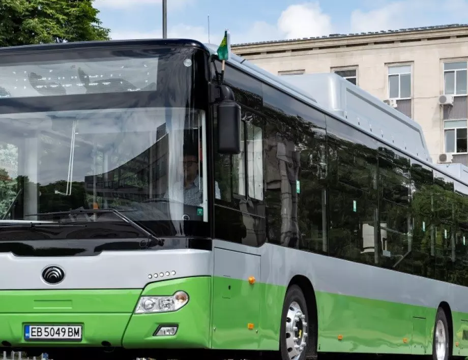 МОН: Нает е автобус за заразените ученици, които пристигат от Австрия 