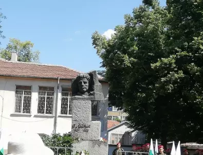 Реставрират паметника на Левски в Стара Загора 
