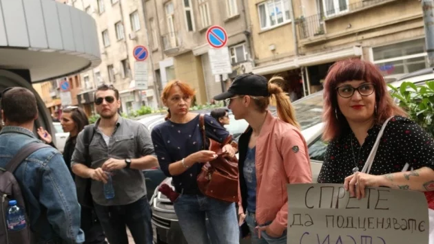 Артисти пиха по една студена вода пред Министерството на културата 