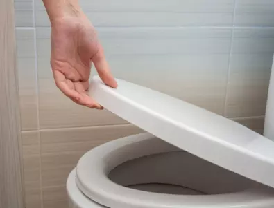 Защо трябва да затваряме капака на тоалетната чиния, преди да пуснем водата?