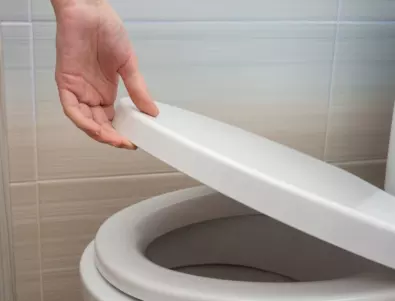 ТОП трик: Сложете това в казанчето и тоалетната чиния винаги ще блести от чистота
