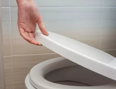 Без търкане и препарати: Изсипете това в тоалетната и само след 10 минути от жълтите петна няма да остане и следа