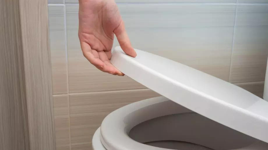 Без търкане и препарати: Изсипете това в тоалетната и само след 10 минути от жълтите петна няма да остане и следа