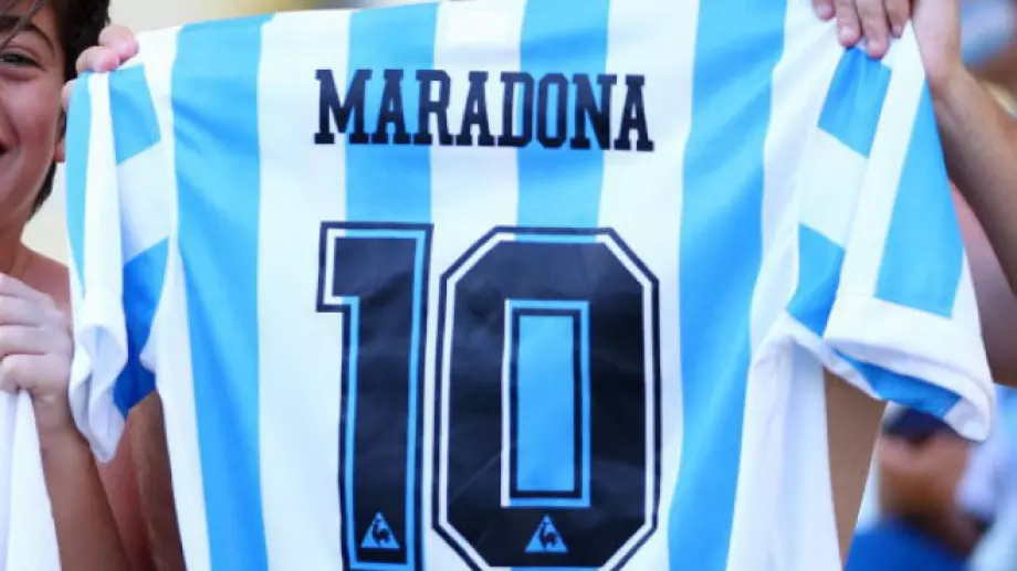 Продадено! Ето за колко милиона бе закупена фланелката на Диего Марадона от "Божията ръка"