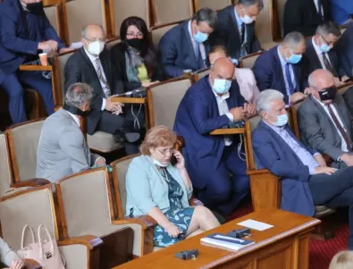 Депутати взеха пример от Бойко Борисов и се явиха без маски в НС
