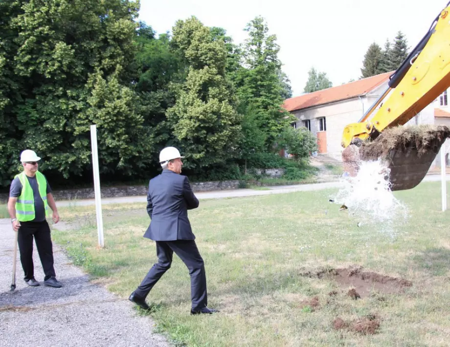 В Банско започна строителството на модерна спортна площадка (СНИМКИ)