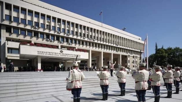 България поиска обяснения от британското правителство за карантината на наши граждани