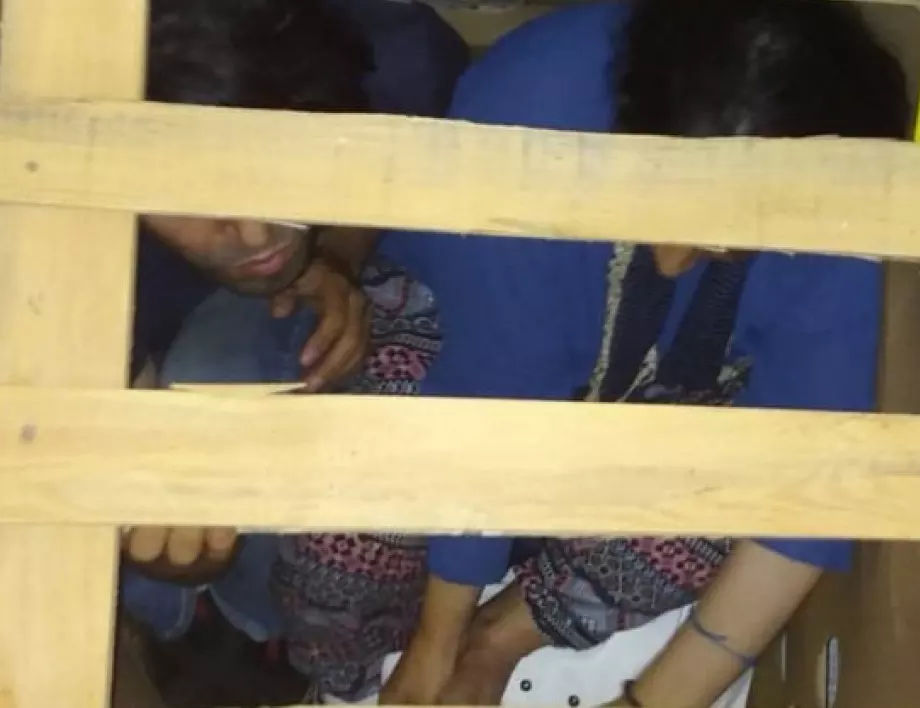 Гранични полицаи откриха шестима мигранти в камион с дини