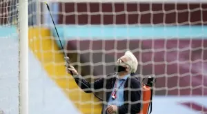 Най-абсурдният момент във футбола? Играч хвана предмет и "се удари", за да симулира (ВИДЕО)