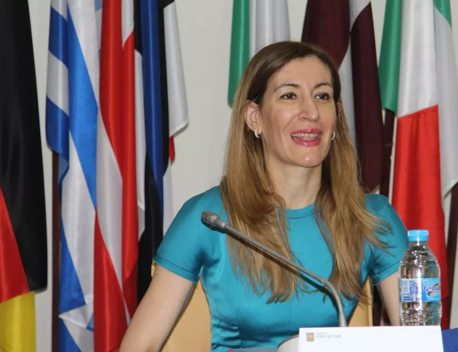 Министър Ангелкова: В по-малките черноморски курорти сезонът тръгна добре на фона на кризисната година
