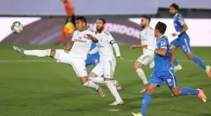 Дузпа в края спаси Реал Мадрид от издънка в Ла Лига