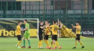 {{ otherArticle[0].article.title }}