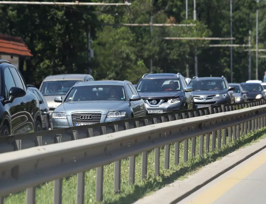 АПИ: Шофьорите да карат разумно и при интензивен трафик да използват алтернативни маршрути