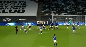 ВИДЕО: Двама от Тотнъм за малко не се сбиха на мача с Евертън