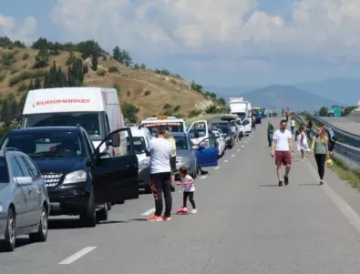 Километрични опашки по границата с Гърция