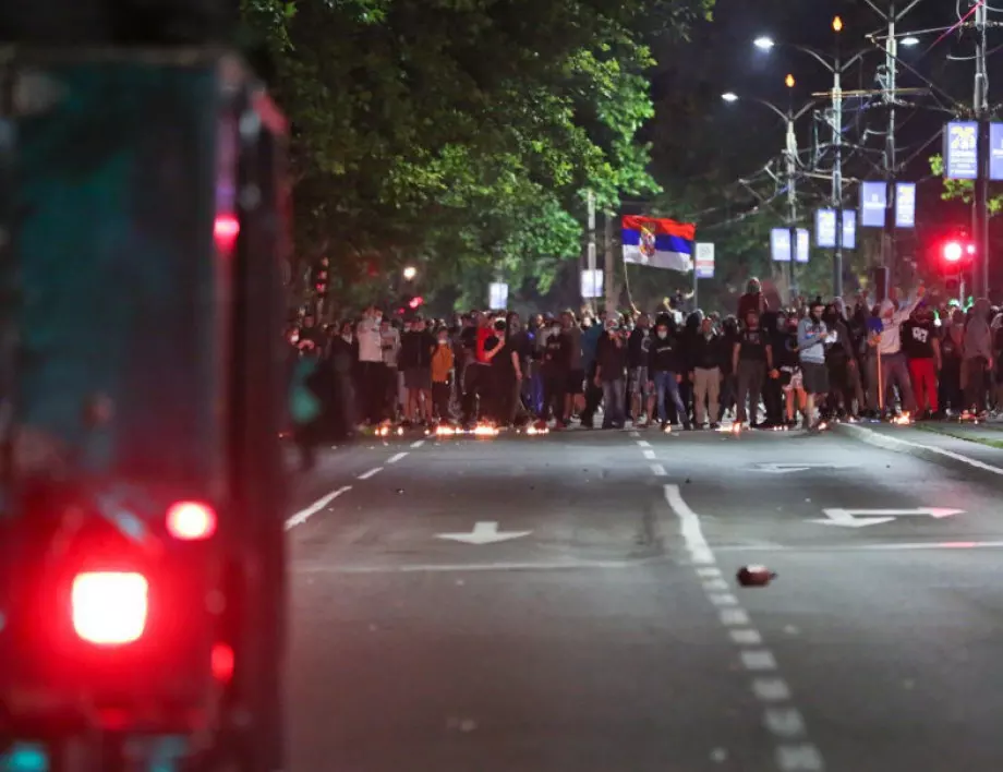 Протести в Сърбия: Нападение над екип на РТС, напрежение в Белград, Нови сад и Ниш (ВИДЕО)
