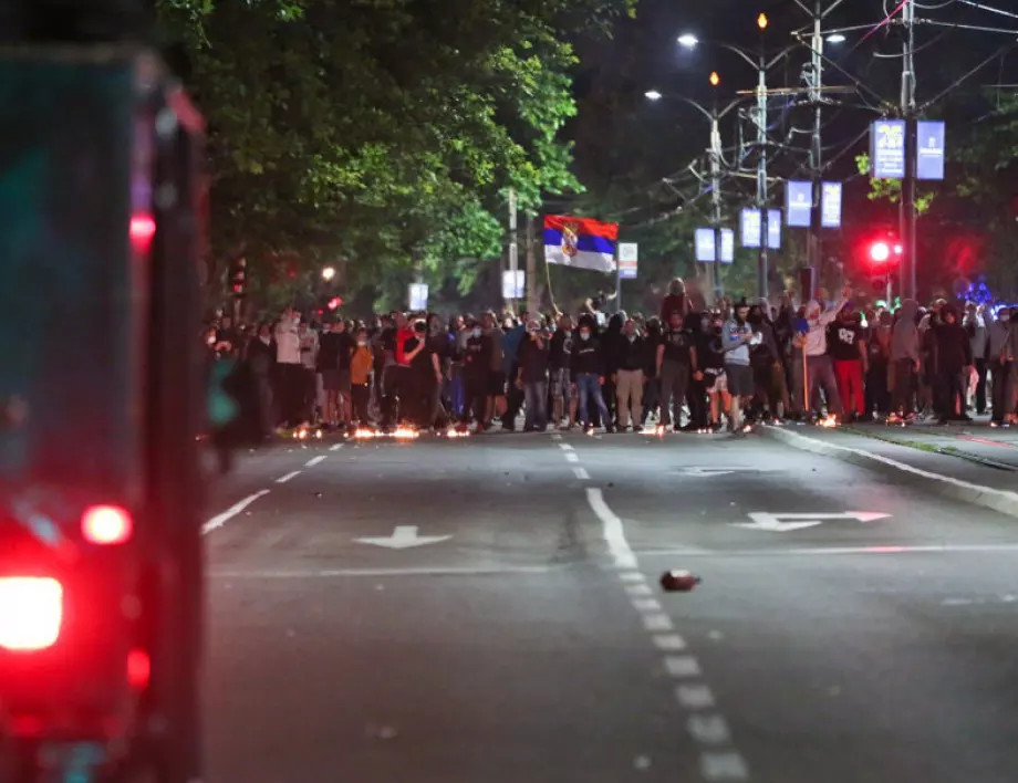В Сърбия забраниха събирането на над 10 души на открито, протестите продължават