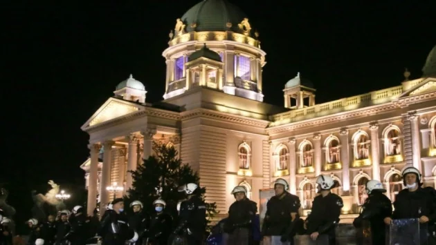 Поредна нощ на протести в Сърбия, обстрелват сградата на парламента (ВИДЕО)