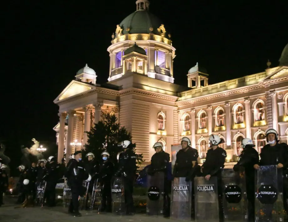 Поредна нощ на протести в Сърбия, обстрелват сградата на парламента (ВИДЕО)