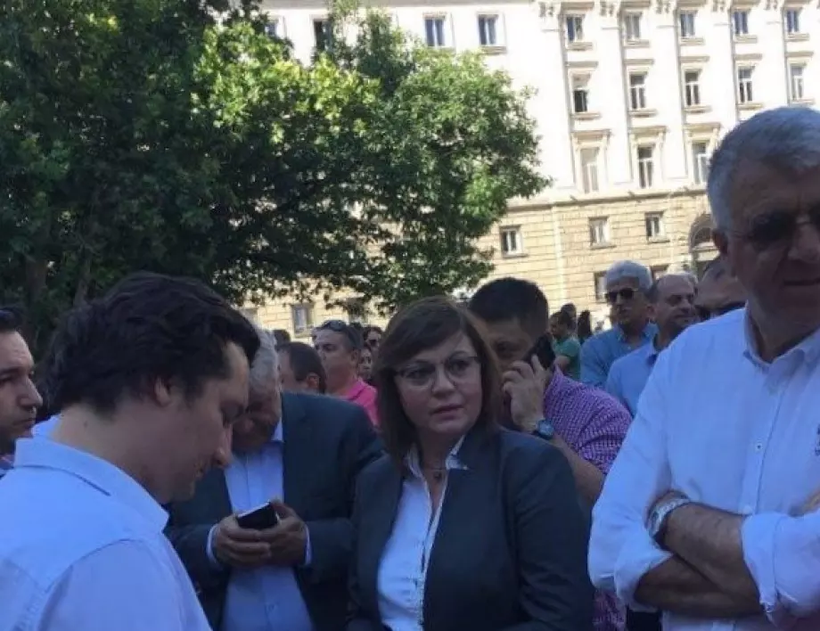 Корнелия Нинова пред Президентството: Тук сме, за да подкрепим президента, Конституцията и върховенството на закона