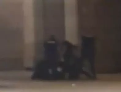 Бой на протеста - полицията придърпва протестиращи зад колоните пред Министерски съвет (ВИДЕО) 