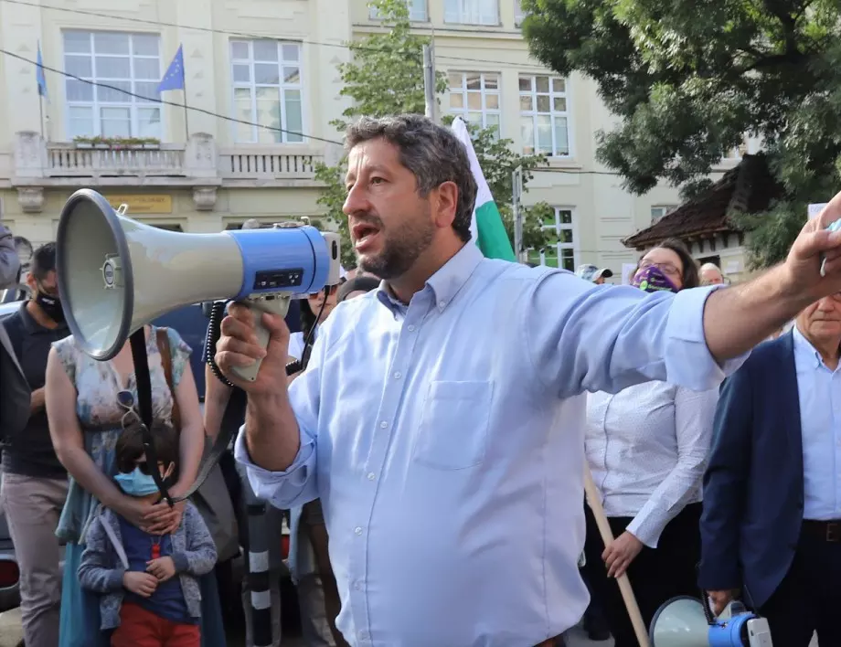 Протестът на "Демократична България" се премести пред Министерски съвет