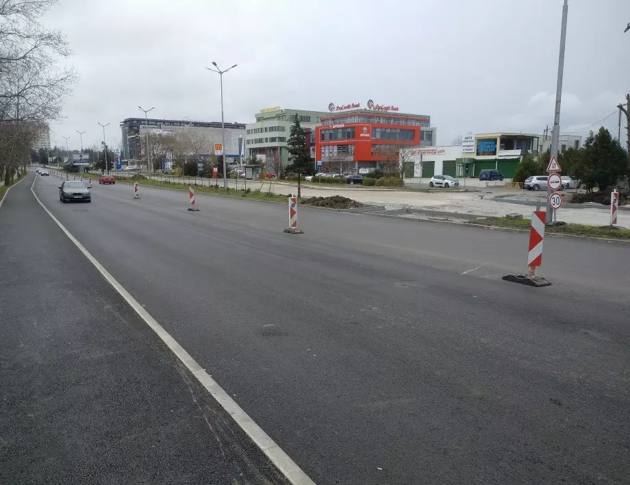 Продължава асфалтирането на ул. "Транспортна", което налага затваряне на част от кръстовището с ул. "Петко Задгорски"