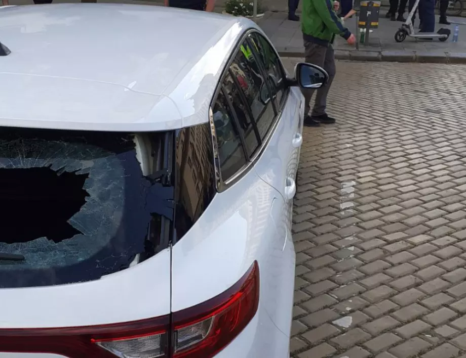 Кола на Нова телевизия остана без задно стъкло - най-вероятно заради протестите
