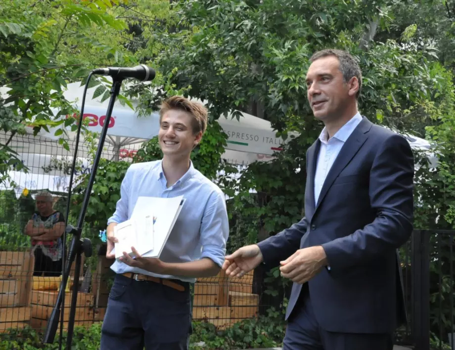 Кметът награди отличниците, наредили Бургас на второ място в страната по успех от матурите