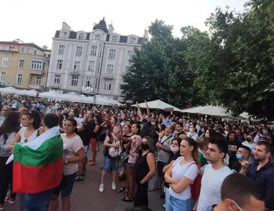 Уникални кадри от протеста в Пловдив, в цяла България реакцията срещу системата и управлението е все по-силна (ВИДЕО)