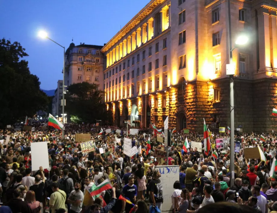 Протестите могат да превърнат България в следващата Полша или Унгария, пише европейско издание