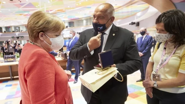 Борисов подари сребърна бъклица с розово масло на Меркел
