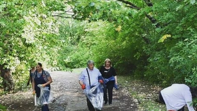 Общинската администрация почисти парк „Стратеш“ в Ловеч (СНИМКИ)
