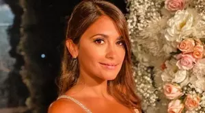 Съпругата на Меси си пусна невероятно секси СНИМКА по бански