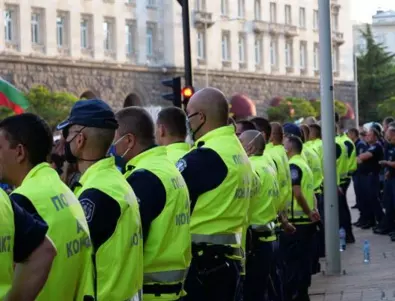 Полицаите на протест заради заплати