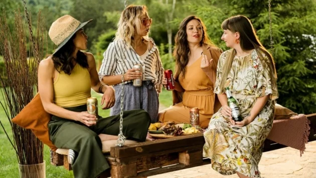 Вики, Милена, Яна и Мира – отлична четворка, която се събира на чаша бира