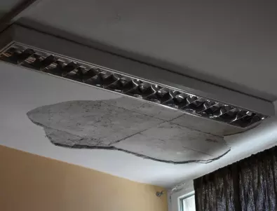 Спешно ремонтират училище в Асеновград