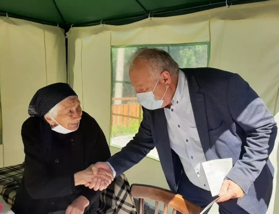 Баба Шина от Широка лъка стана на 100 години, кметът на Смолян ѝ гостува
