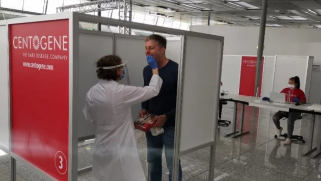 Изследват за коронавирус кацащите на летищата в Германия 